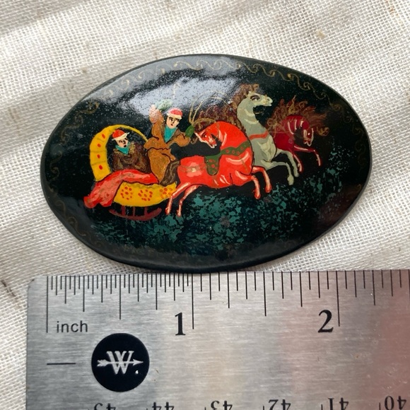 Vintage Russian Lacquer Hand Painted Brooch/Pin Black Oval Sleigh Scene Signed - Picture 7 of 10